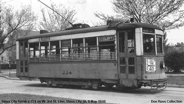 usr_m_stia_siouxcity_224_court+st+line_19480508_donross_soo017.jpg